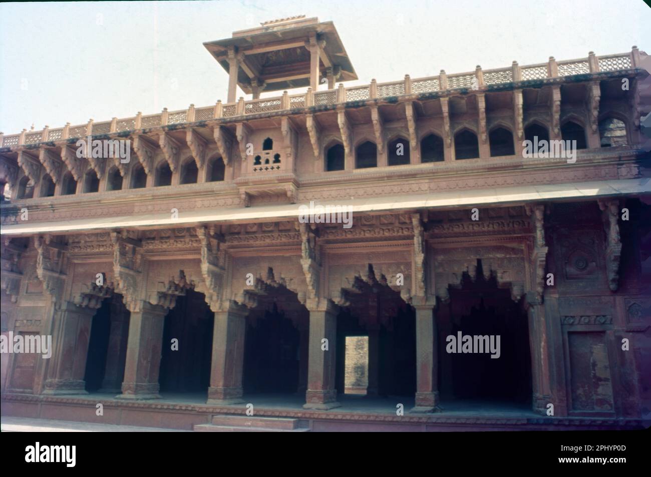 Die Architektur von Rani Mahal ist der lebende Beweis für die großen Kunstwerke der verlorenen Ära. Der Palast war die Gemahlin von Raja Madhukar Singh. Stockfoto