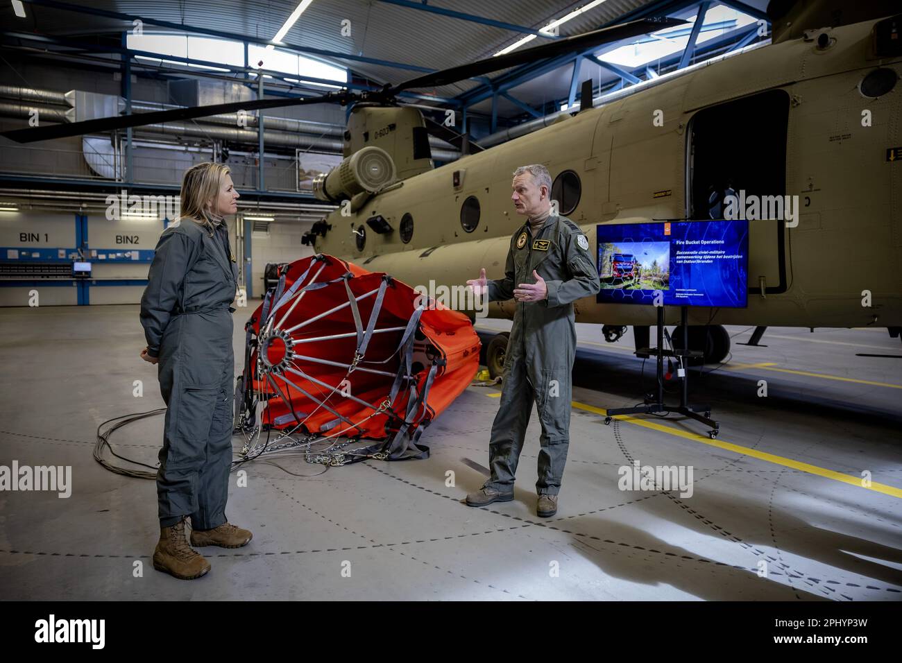 RIJEN – 30/03/2023, RIJEN – Königin Maxima erhält eine Erklärung vor einer Schulung zum Löschen von Waldbränden vom Helikopterkommando der Verteidigung (Defense Helicopter Command, DHC). Die Schulung wird mit einem Chinook-Transporthubschrauber vom Luftwaffenstützpunkt Gilze-Rijen durchgeführt. ANP ROBIN VAN LONKHUIJSEN niederlande raus - belgien raus Stockfoto