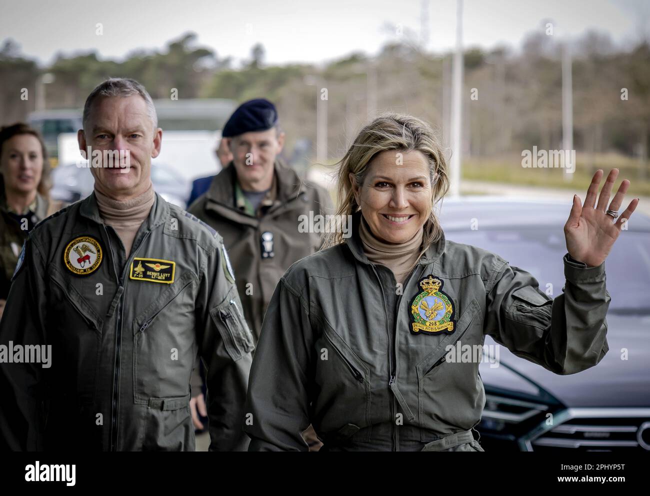 RIJEN - 30/03/2023, RIJEN - Königin Maxima bei Ankunft für eine Schulung zum Löschen von Waldbränden des Helikopterkommandos der Verteidigung (DHC). Die Schulung wird mit einem Chinook-Transporthubschrauber vom Luftwaffenstützpunkt Gilze-Rijen durchgeführt. ANP ROBIN VAN LONKHUIJSEN niederlande raus - belgien raus Stockfoto