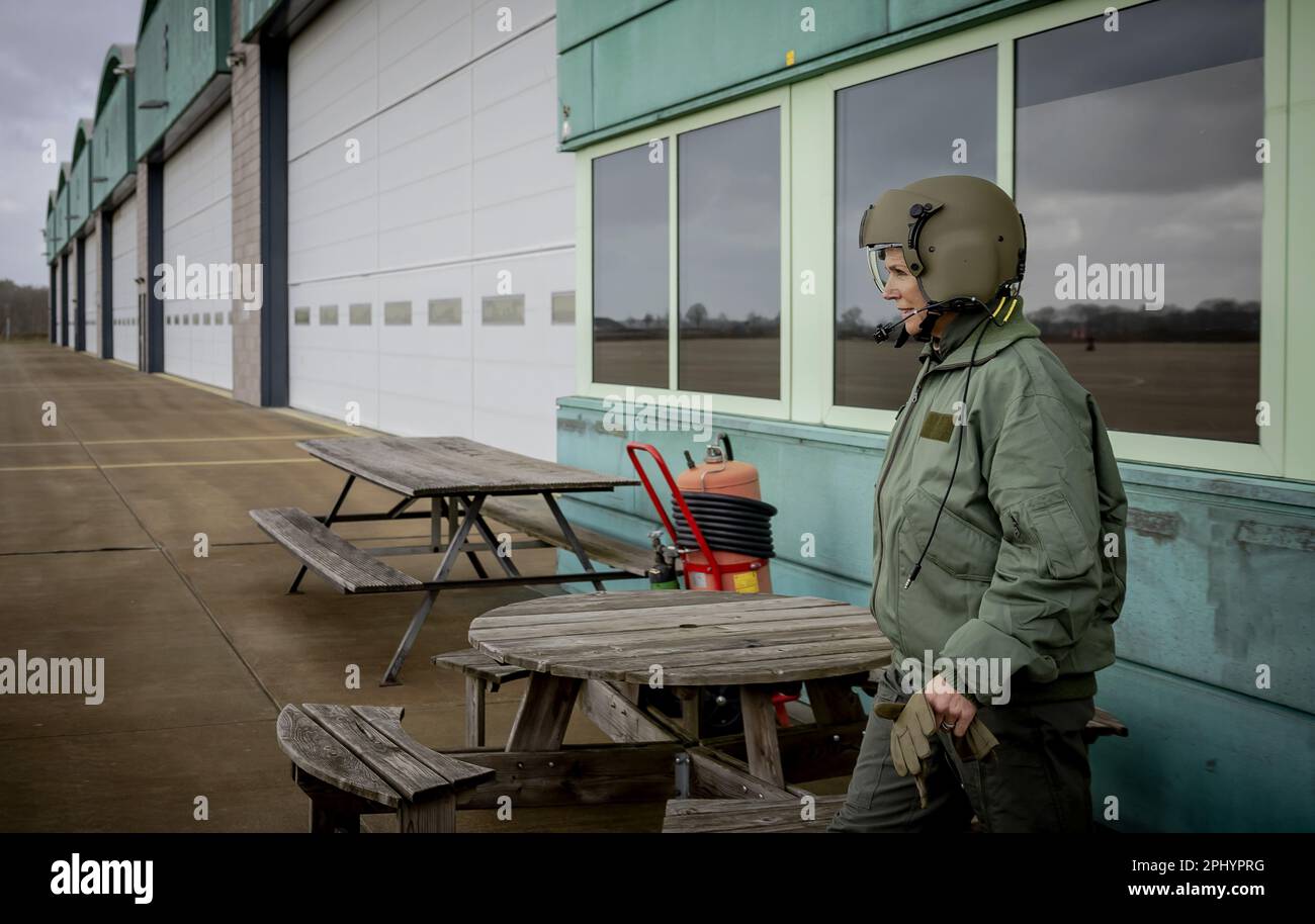 RIJEN - 30/03/2023, RIJEN - Königin Maxima fliegt während eines Trainings zum Löschen von Waldbränden des Helikopterkommandos der Verteidigung (DHC). Die Schulung wird mit einem Chinook-Transporthubschrauber vom Luftwaffenstützpunkt Gilze-Rijen durchgeführt. ANP ROBIN VAN LONKHUIJSEN niederlande raus - belgien raus Stockfoto