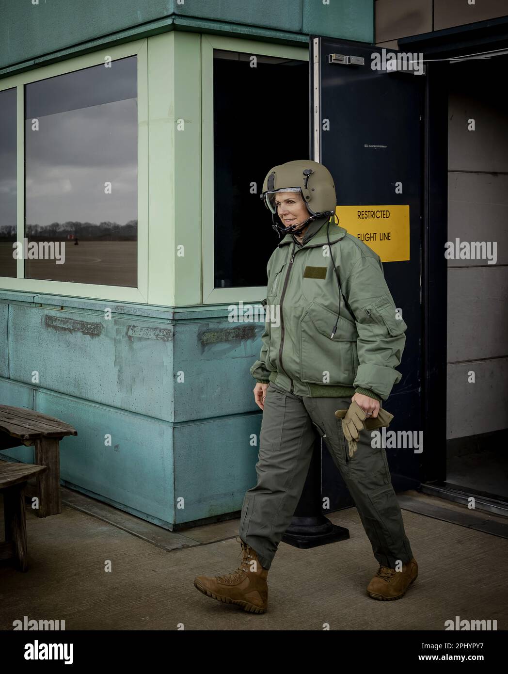 RIJEN - 30/03/2023, RIJEN - Königin Maxima fliegt während eines Trainings zum Löschen von Waldbränden des Helikopterkommandos der Verteidigung (DHC). Die Schulung wird mit einem Chinook-Transporthubschrauber vom Luftwaffenstützpunkt Gilze-Rijen durchgeführt. ANP ROBIN VAN LONKHUIJSEN niederlande raus - belgien raus Stockfoto