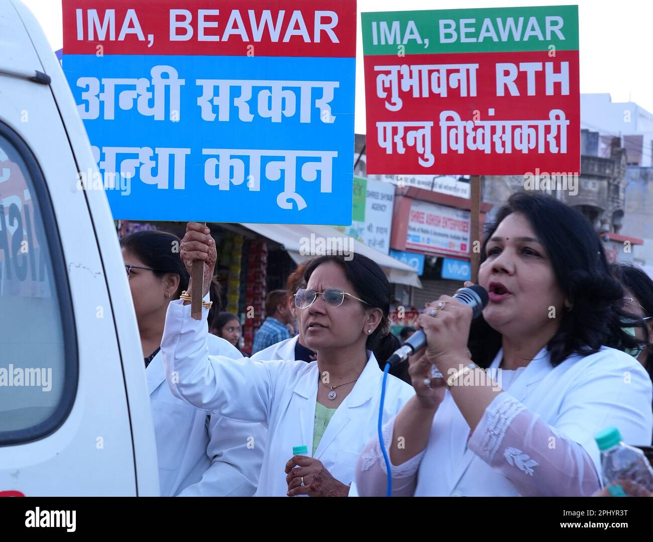 Beawar, Rajasthan, Indien. 27. März 2022. Ärzte und Gesundheitspersonal veranstalten eine Protestkundgebung gegen das Rajasthan-Recht auf Gesundheitsgesetz in Beawar. Der Gesetzentwurf, der am 21. März in der Rajasthan-Versammlung per Stimmabgabe verabschiedet wurde, gibt jedem Bewohner des Staates das Recht auf Notfallbehandlung und -Betreuung „ohne Vorauszahlung der erforderlichen Gebühren oder Gebühren“ durch jede öffentliche Gesundheitseinrichtung, Gesundheitseinrichtung und ausgewiesene Gesundheitszentren. (Kreditbild: © Sumit Saraswat/Pacific Press via ZUMA Press Wire) NUR REDAKTIONELLE VERWENDUNG! Nicht für den kommerziellen GEBRAUCH! Stockfoto