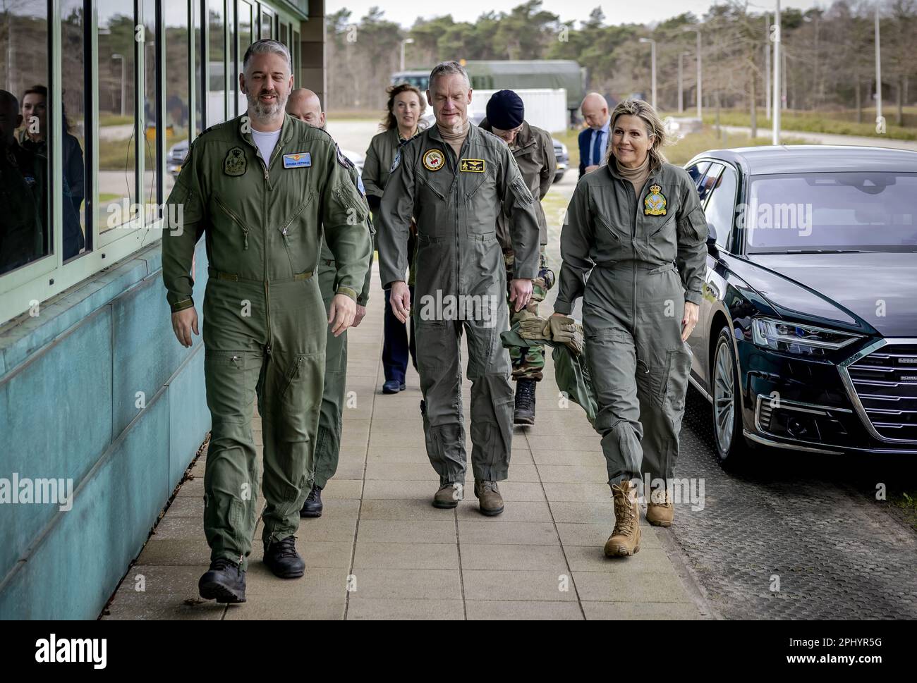 RIJEN - 30/03/2023, RIJEN - Königin Maxima bei Ankunft für eine Schulung zum Löschen von Waldbränden des Helikopterkommandos der Verteidigung (DHC). Die Schulung wird mit einem Chinook-Transporthubschrauber vom Luftwaffenstützpunkt Gilze-Rijen durchgeführt. ANP ROBIN VAN LONKHUIJSEN niederlande raus - belgien raus Stockfoto