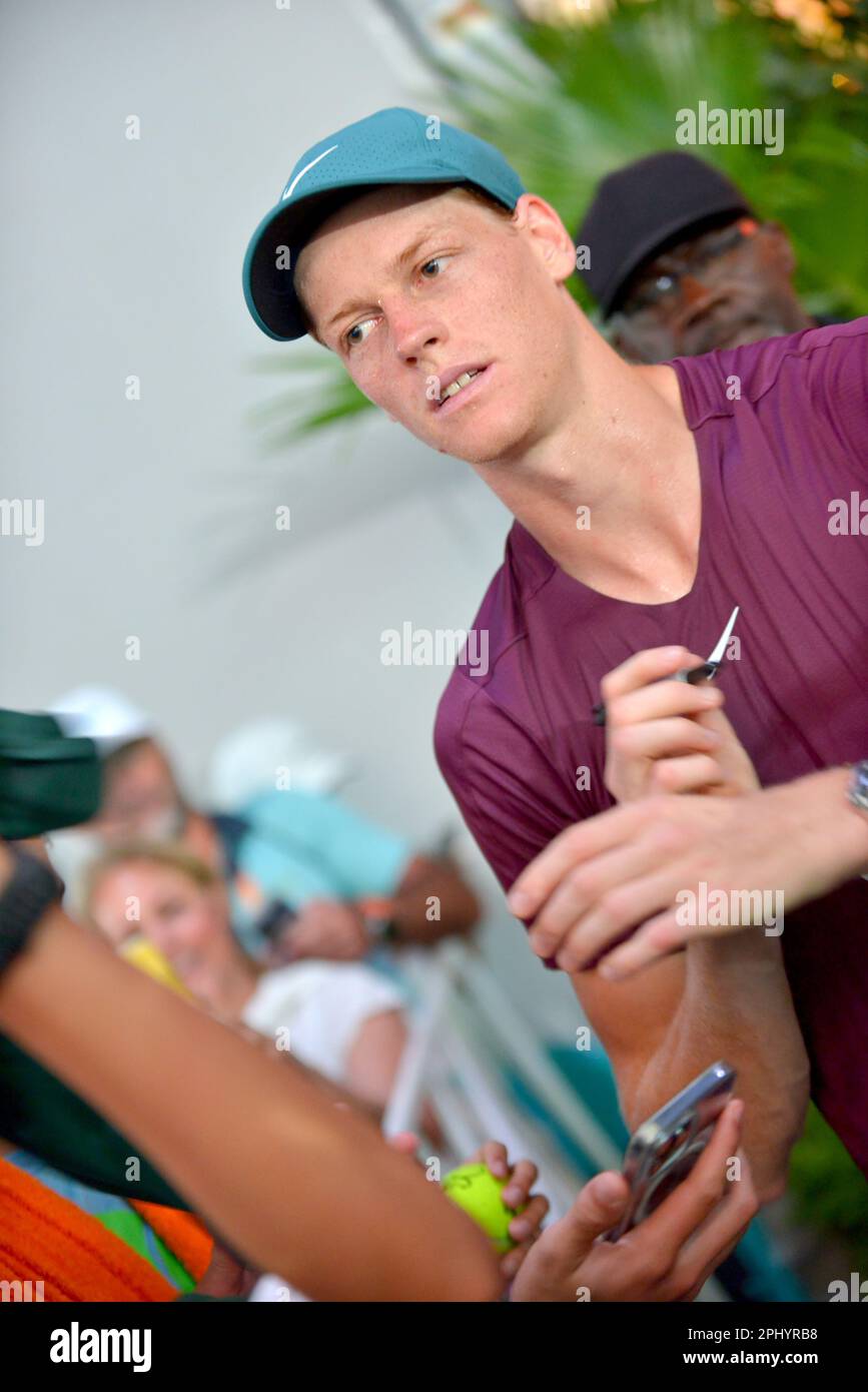 MIAMI GARDENS, FLORIDA - MÄRZ 29: Jannik sinner (ITA) signiert Autogramm für Fans und macht Selfie nach seinem Sieg gegen Emil Ruusuvuori (FIN) in ihrem Viertelfinalspiel während der Miami Open, präsentiert von Itaú im Hard Rock Stadium am 29. März 2023 in Miami Gardens, Florida. (Foto: JL/Sipa USA) Stockfoto