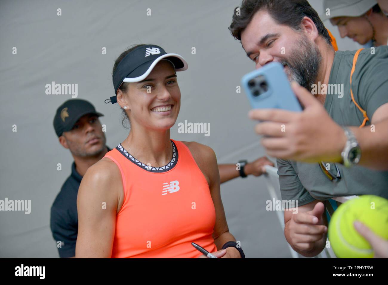 MIAMI GARDENS, FLORIDA - MÄRZ 29: Sorana Cirstea (ROU) signiert Autogramm und Selfie mit Fans nach ihrem Sieg gegen Aryna Sabalenka in ihrem Viertelfinalspiel während der Miami Open, präsentiert von Itaú im Hard Rock Stadium am 29. März 2023 in Miami Gardens, Florida. (Foto: JL/Sipa USA) Stockfoto