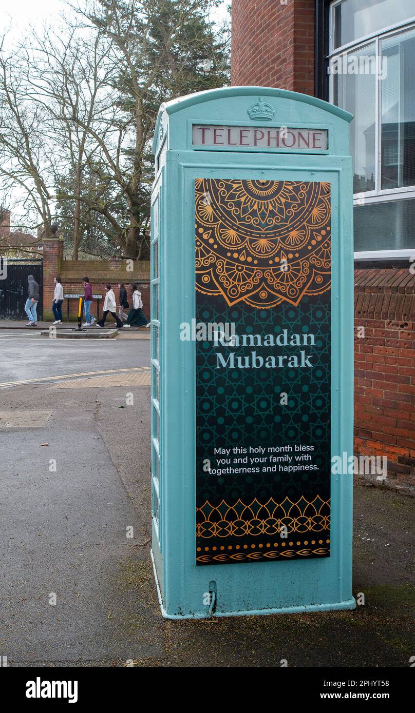 Eton, Windsor, Berkshire, Großbritannien. 30. März 2023. Eine Telefonzelle in der Gemeinschaftsbibliothek vor dem Eton College mit einer religiösen Ramadan-Begrüßungsbotschaft von Ramadan Mubarak, möge dieser heilige Monat Sie und Ihre Familie mit Glück und Gemeinsamkeit segnen. Kredit: Maureen McLean/Alamy Live News Stockfoto