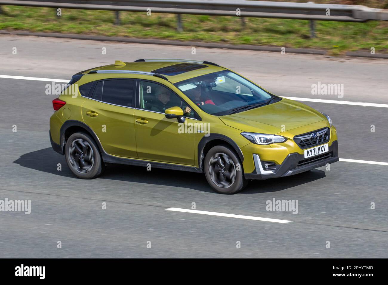 2021 mm (71") Schild gelb SUBARU XVI SE PREM E BOXER AWD CVT 1995cc Hybrid Elektrische Traploze Automatik Parksystem; Fahrt auf der Autobahn M61, Großbritannien Stockfoto