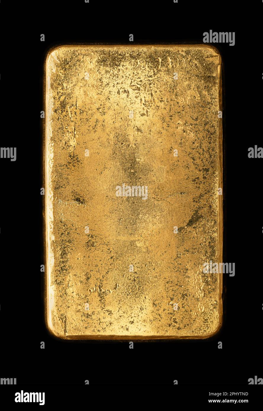 Oberfläche der Rückseite eines goldgegossenen Barrys, auch Goldbarren genannt. Raffiniertes, reines metallisches Gold, hergestellt durch Gießen von geschmolzenem Metall in eine Form. Stockfoto