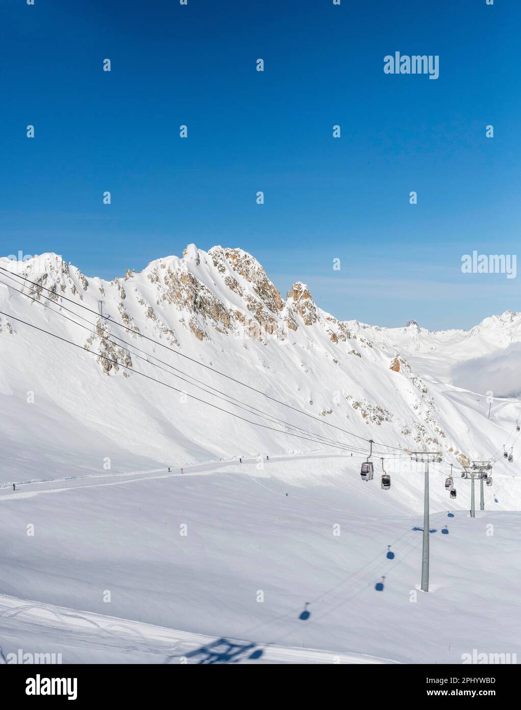 Tele-Cabins, Les Arcs Gegend von Frankreich, Alpenlifte für Skifahrer in den Bergen, Schneekappen Stockfoto