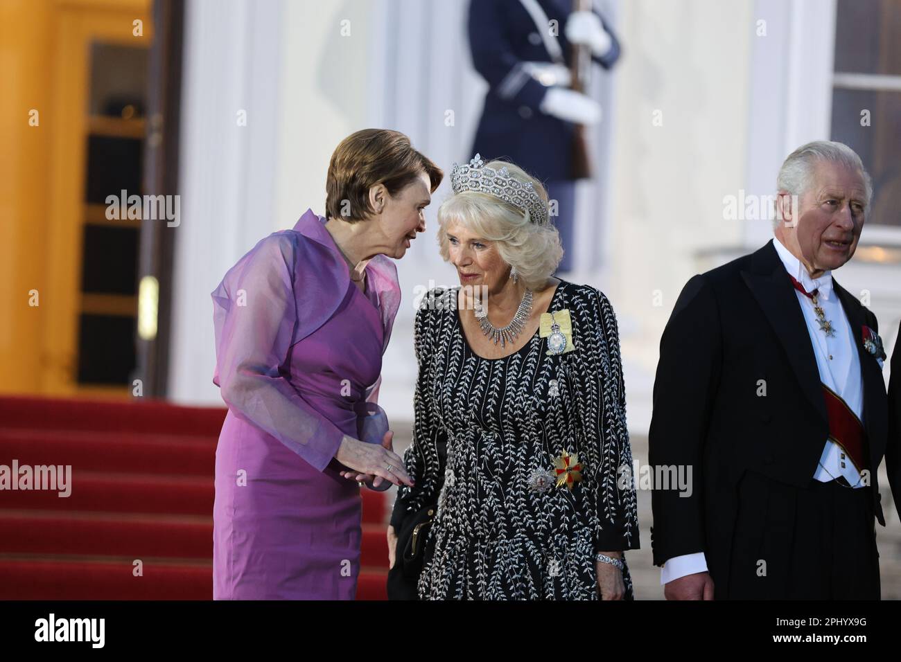 Berlin, Deutschland. 29. März 2023. (3/29/2023) König Karl III. Und seine Frau Camilla werden vom Bundespräsidenten Frank-Walter Steinmeier und seiner Frau Elke Büdenbender am Brandenburger Tor mit militärischen Ehren empfangen. (Foto: Simone Kuhlmey/Pacific Press/Sipa USA) Guthaben: SIPA USA/Alamy Live News Stockfoto