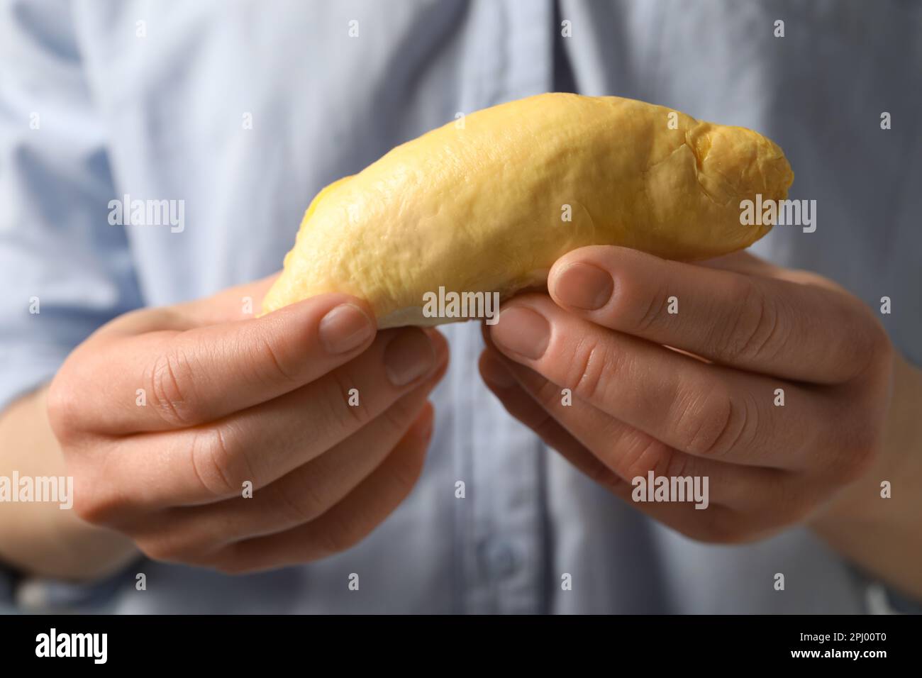 Frau mit einem Stück frischer, reifer Durianfrucht, Nahaufnahme Stockfoto