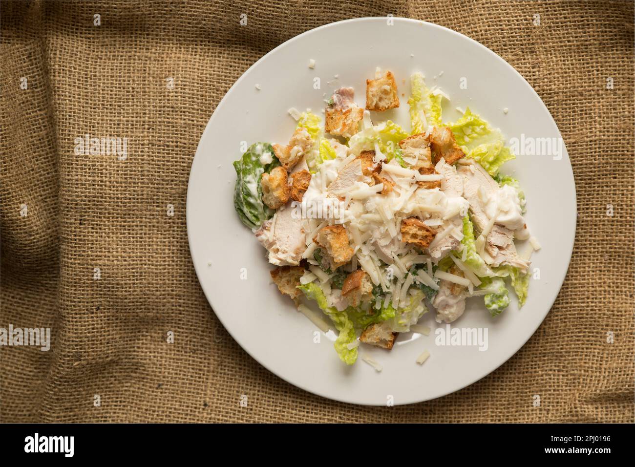 Ein hausgemachter Caesar-Salat mit Hühnchen. England GB Stockfoto