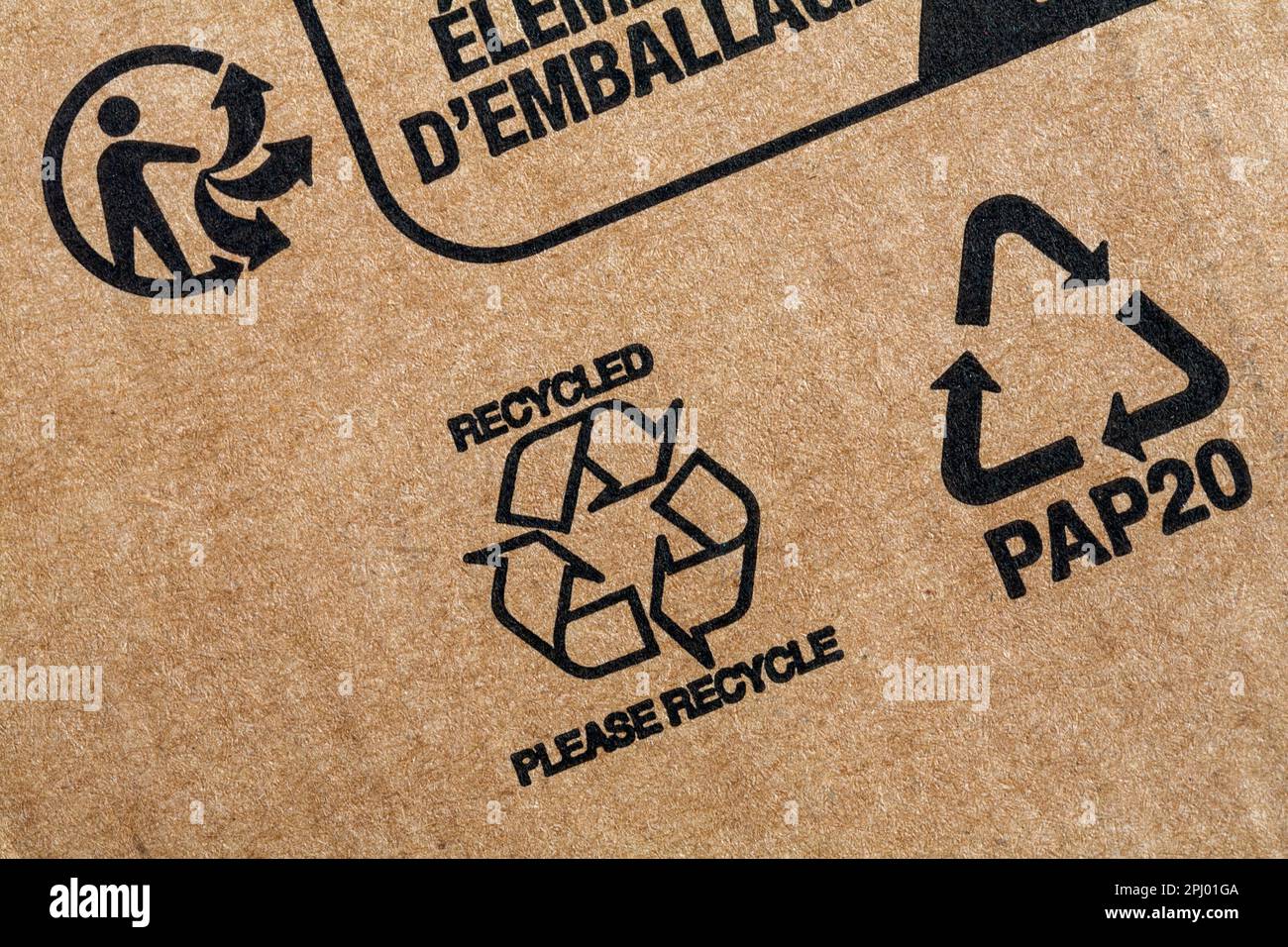 Recycelt Bitte recyceln Sie die PAP 20 PAP20-Informationen auf braunen Kartonverpackungen von Amazon – Entsorgen Recycling Recycling-Logo-Symbol Stockfoto