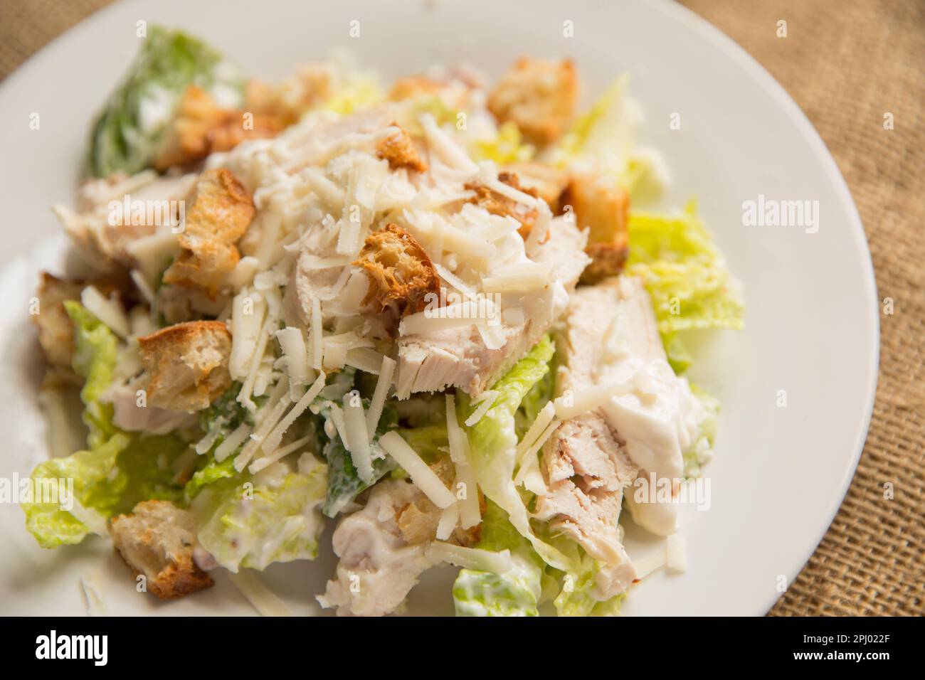 Ein hausgemachter Caesar-Salat mit Hühnchen. England GB Stockfoto