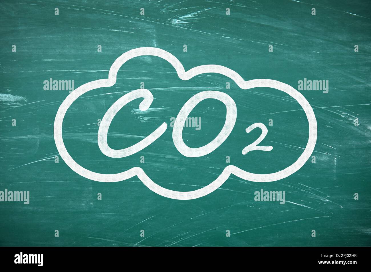 Reduzierung der Kohlenstoffemissionen. Chemische Formel CO2 auf grüner Tafel Stockfoto