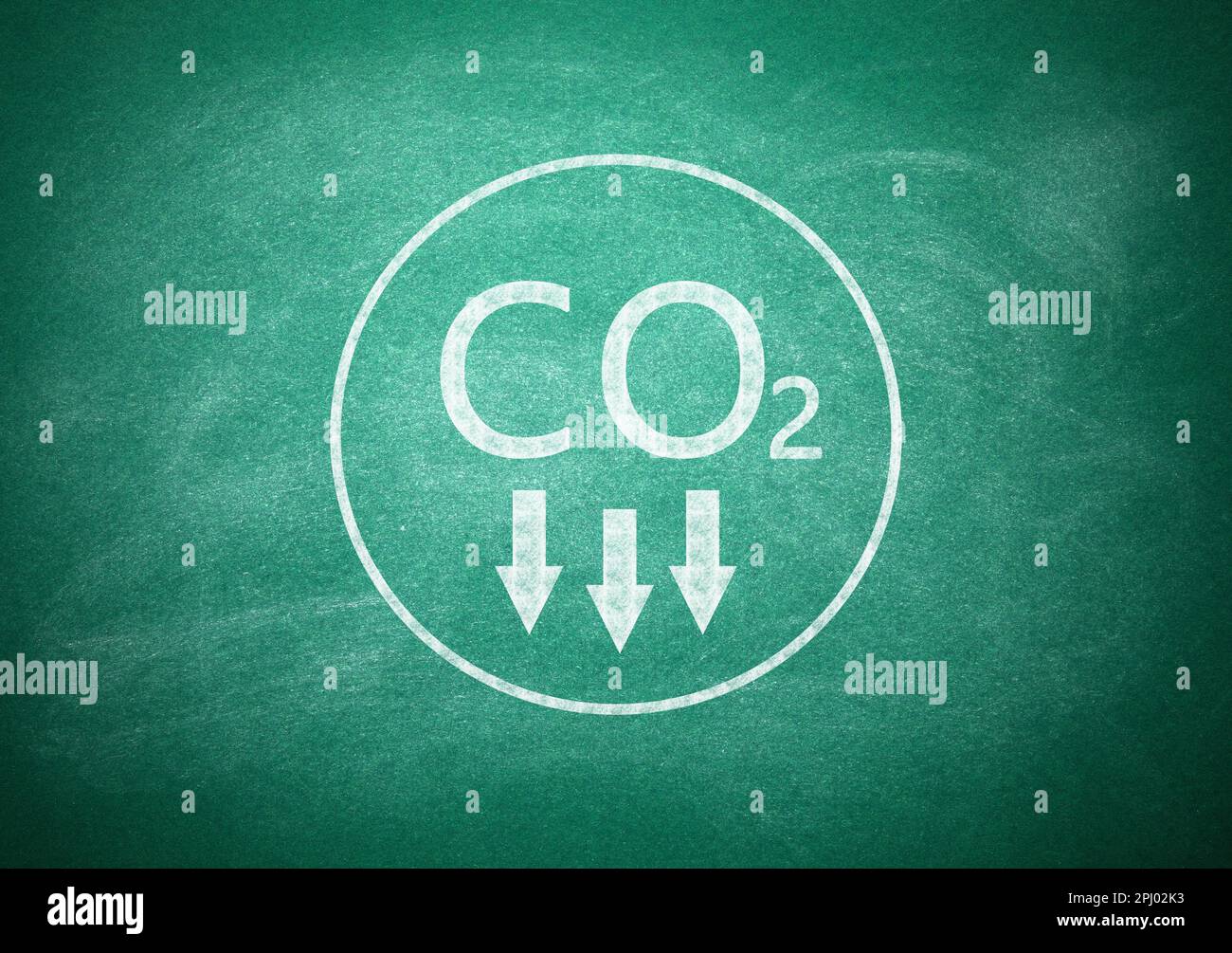 Reduzierung der Kohlenstoffemissionen. Chemische Formel CO2 auf grüner Tafel Stockfoto