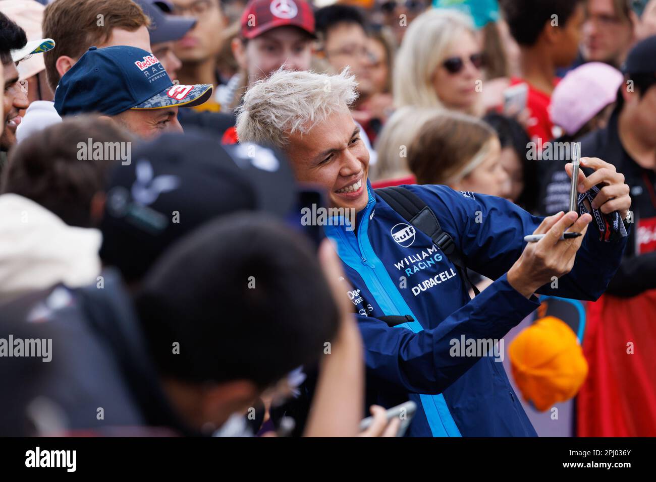 Albert Park, 20230330 Alexander Albon (THA) des Teams Williams begrüßen Fans beim Melbourne Walk während des australischen Formel-1-Grand Prix 2023. Corleve/Alamy Live News Stockfoto