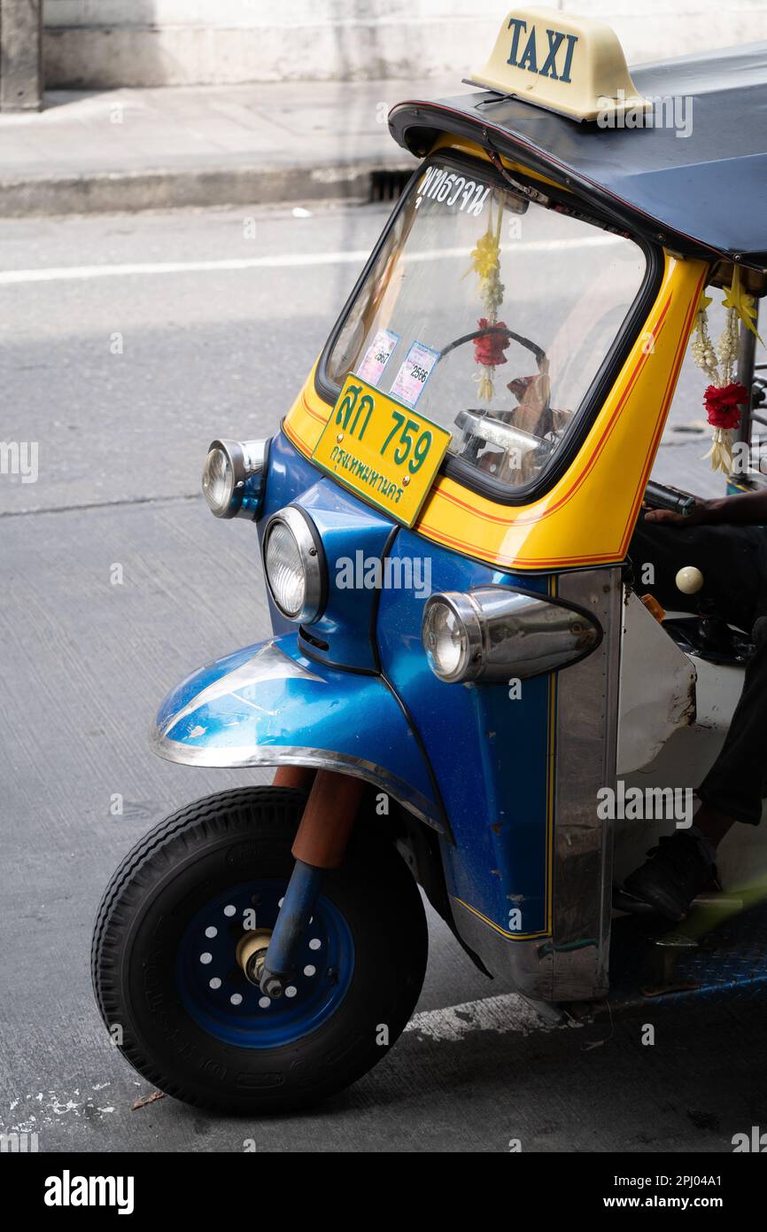 Blaues und gelbes Tuk-Tuk-Taxi in Sukhumvit, Bangkok, Thailand Stockfoto