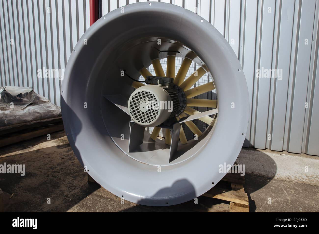 Kühlerlüfter mit Elektromotor oder Heizungs- und Trocknungsanlage im Lager. Stockfoto