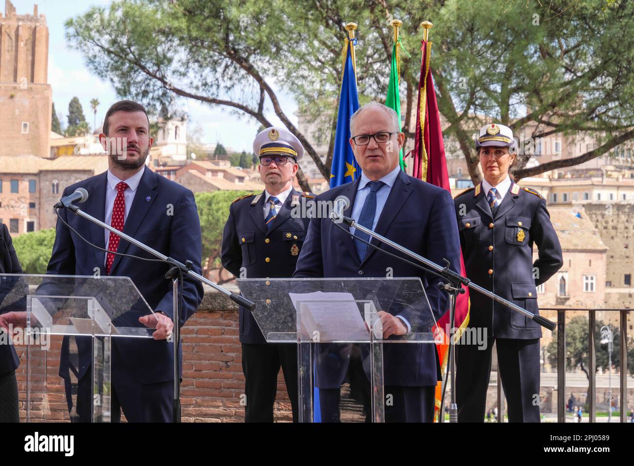 Rom, . 30. März 2023. 30/03/2023 der Bürgermeister von Rom, Roberto Gualtieri, trifft sich mit dem für Umwelt zuständigen EU-Kommissar Virginijus Sinkevičius, um die Herausforderungen und Chancen von gemeinsamem Interesse im Zusammenhang mit der Umsetzung europäischer Initiativen für ökologische Nachhaltigkeit zu erörtern. Kredit: Unabhängige Fotoagentur/Alamy Live News Stockfoto