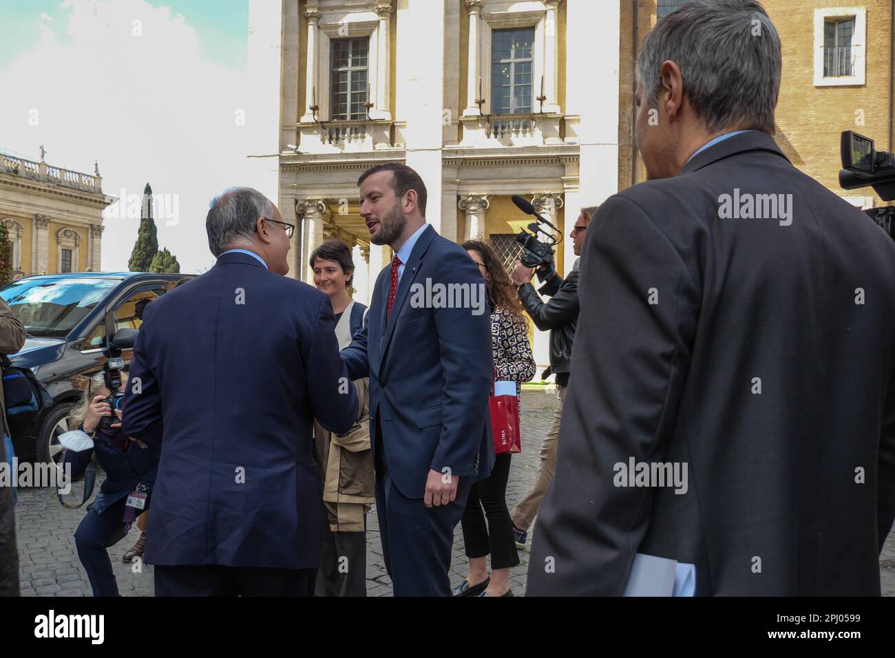 Rom, . 30. März 2023. 30/03/2023 der Bürgermeister von Rom, Roberto Gualtieri, trifft sich mit dem für Umwelt zuständigen EU-Kommissar Virginijus Sinkevičius, um die Herausforderungen und Chancen von gemeinsamem Interesse im Zusammenhang mit der Umsetzung europäischer Initiativen für ökologische Nachhaltigkeit zu erörtern. Kredit: Unabhängige Fotoagentur/Alamy Live News Stockfoto