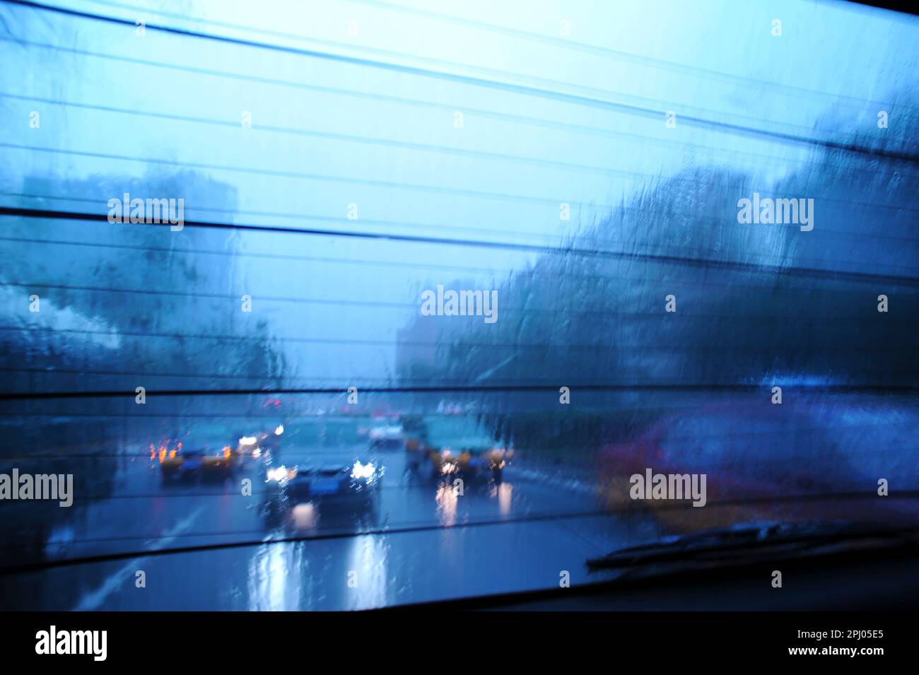 Blick aus dem Heckfenster von Peking an einem nassen Sturmtag, China. Stockfoto