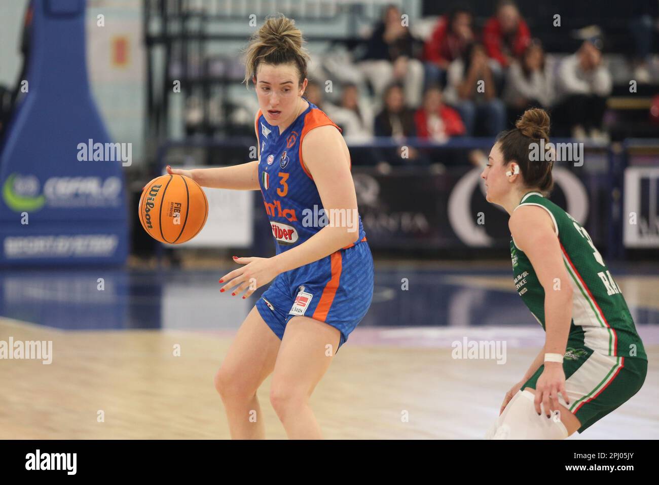 Campobasso, Italien. 30. März 2023. Mabrey Marina (Schio) und Attura Beatrice (Ragusa) in Aktion während des Viertelfinals - Famila Weber Schio vs Passalacqua Ragusa, Basketball Italian Women Cup in Campobasso, Italien, März 30 2023 Kredit: Independent Photo Agency/Alamy Live News Stockfoto