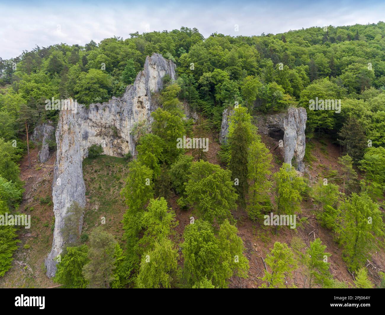Geissenkloesterle, Felsüberhang im Achtel. Das Eiszeithoch ist der Ort wichtiger archäologischer Funde aus dem oberen Paläolithikum, UNESCO Stockfoto