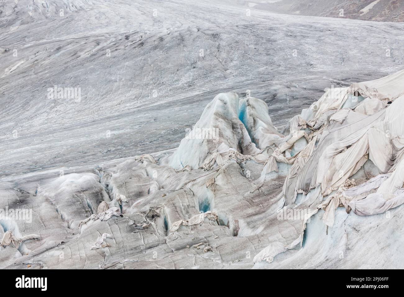 Rhone-Gletscher in den Alpen von Uri, Landschaft, ist der Gletscher teilweise mit Laken verbunden, um den Schmelzprozess im Laufe des Klimas zu verlangsamen Stockfoto