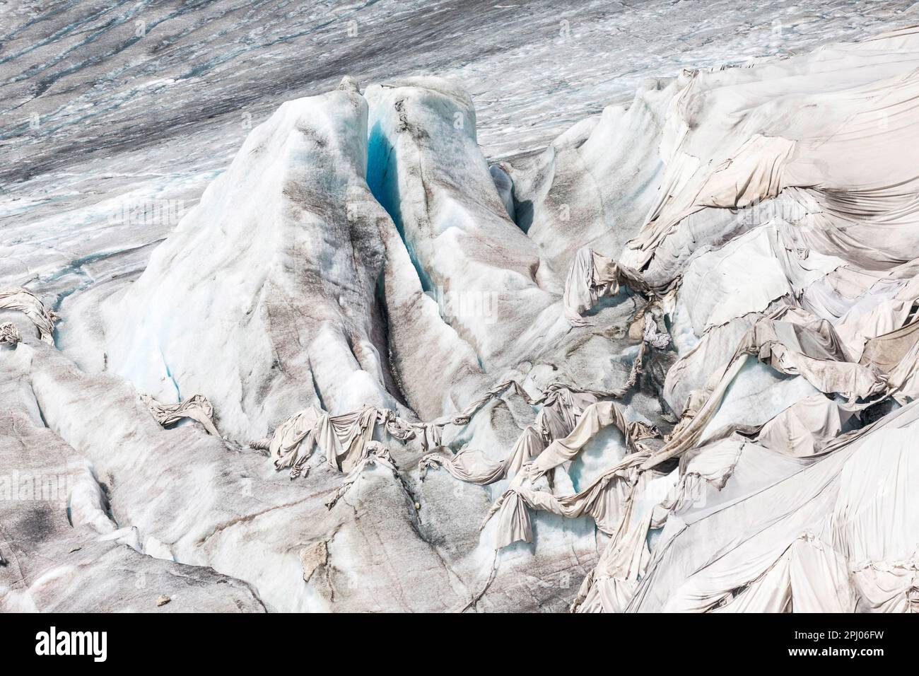 Rhone-Gletscher in den Alpen von Uri, Landschaft, ist der Gletscher teilweise mit Laken verbunden, um den Schmelzprozess im Laufe des Klimas zu verlangsamen Stockfoto