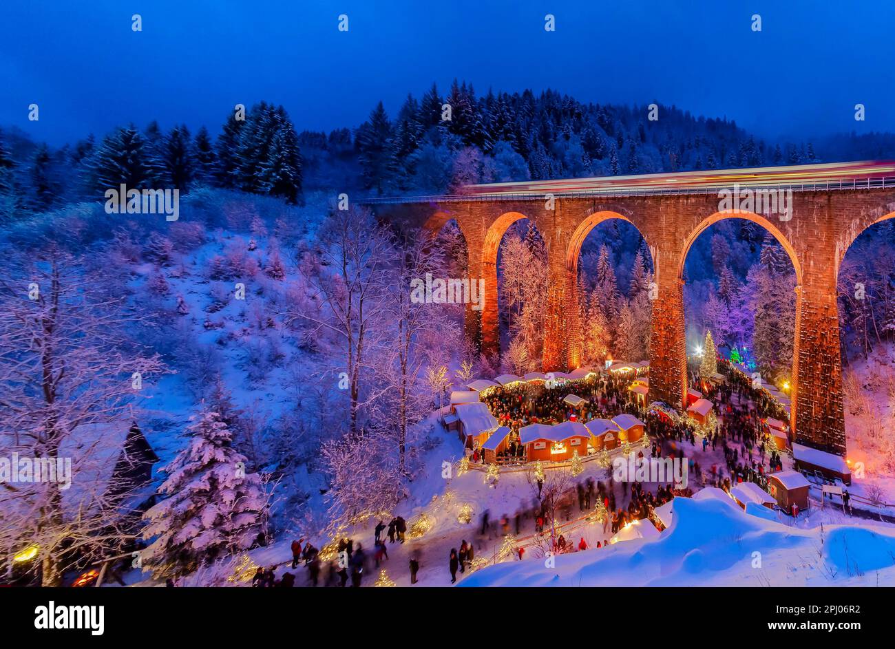 Weihnachtsmarkt in der Ravenna-Schlucht im schneebedeckten Schwarzwald 