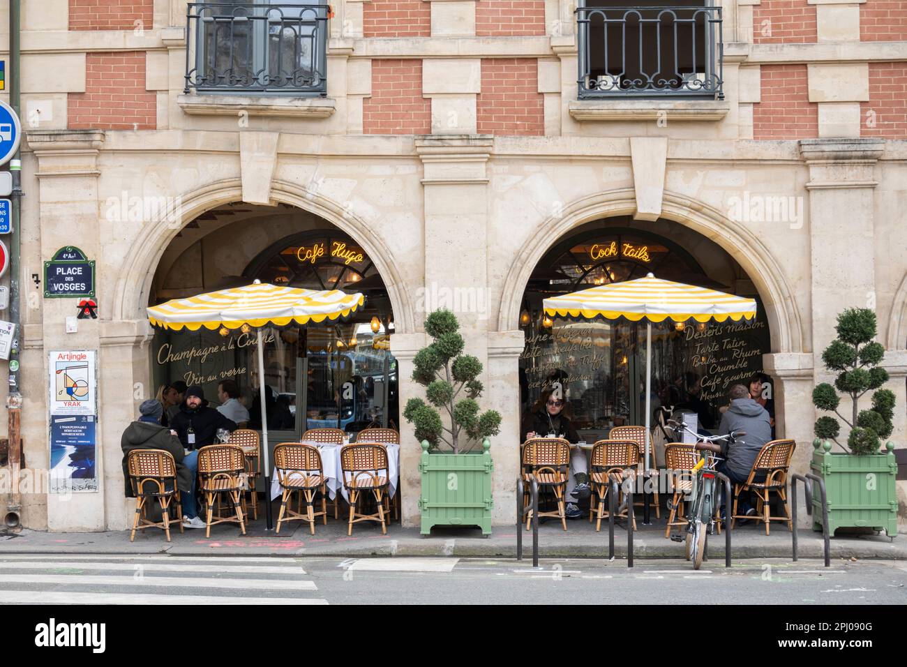 Cafe Hugo auf Place des Vosges, Paris, Frankreich, Europa Stockfoto