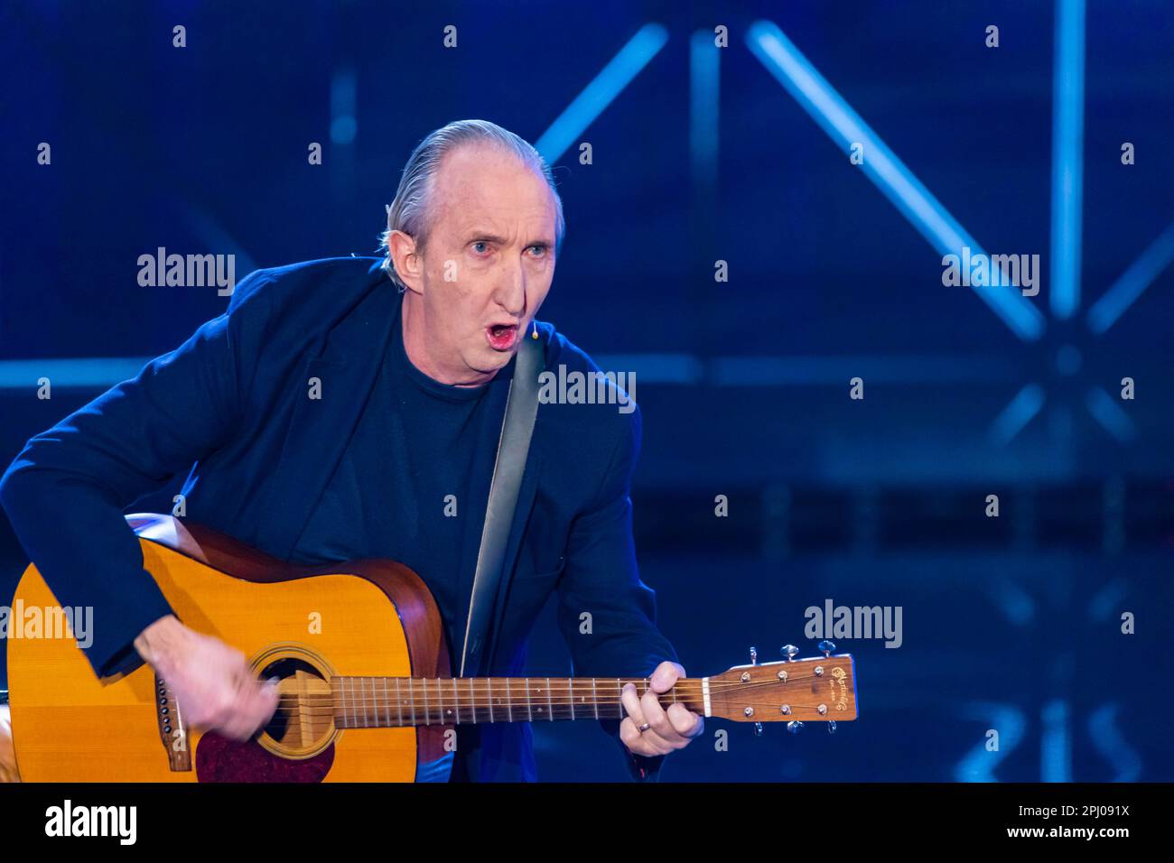 Mike Krueger mit Gitarre auf der Bühne. 50 Jahre ZDF Hitparade, Jubiläumsshow des TV-Klassikers mit Hits und Hit Parade Künstlern Stockfoto