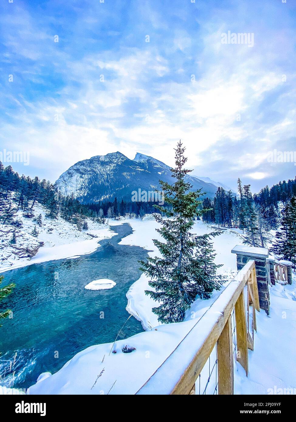 Blick vom Aussichtspunkt Bow Falls entlang des Bow River zum Mt. Rundle, Banff Springs, Alberta, Kanada Stockfoto