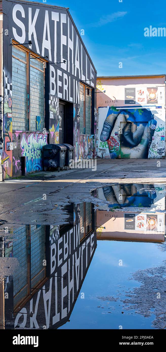 Reflexion in einer Wasserpfütze, ROHANLAGE, ehemalige Reichsbahn-Reparaturwerke, Friedrichshain, Berlin, Deutschland Stockfoto