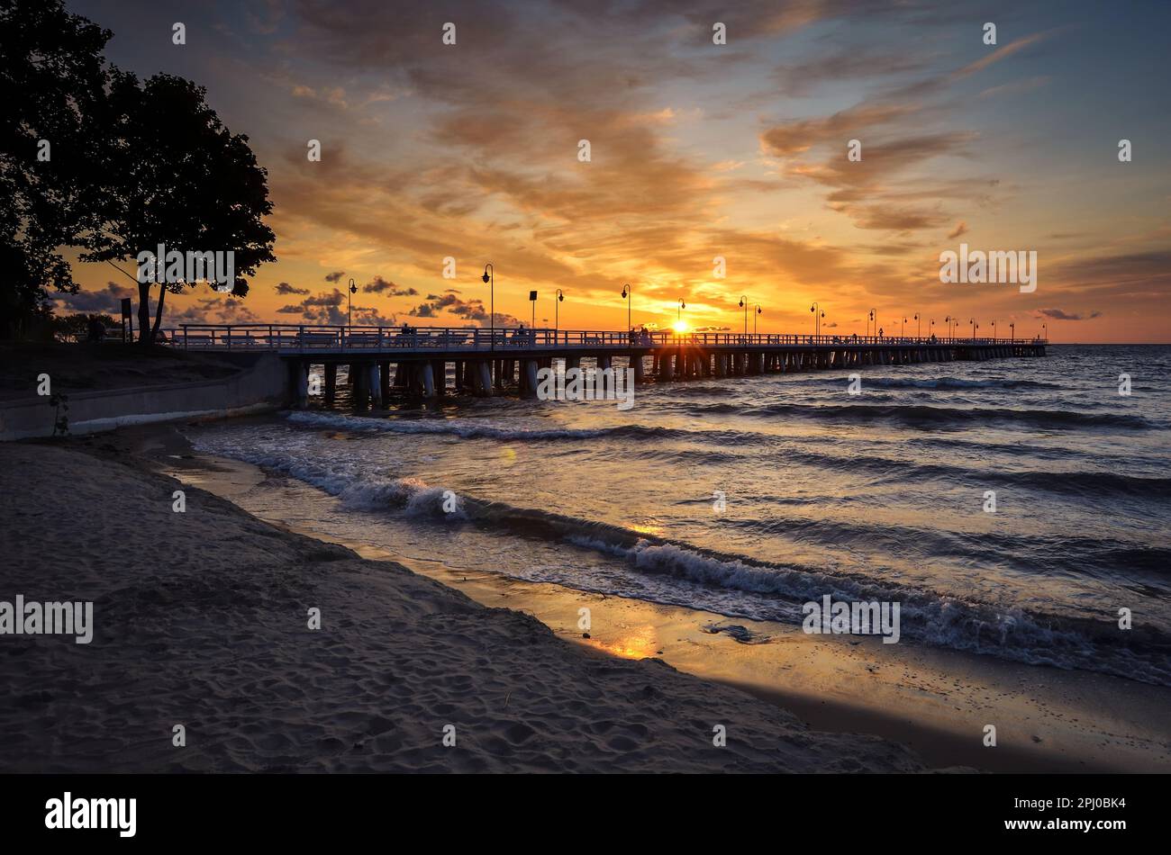 Wunderschöne Küstenlandschaft am Morgen. Beliebter Pier in Gdynia, Polen bei Sonnenaufgang. Stockfoto