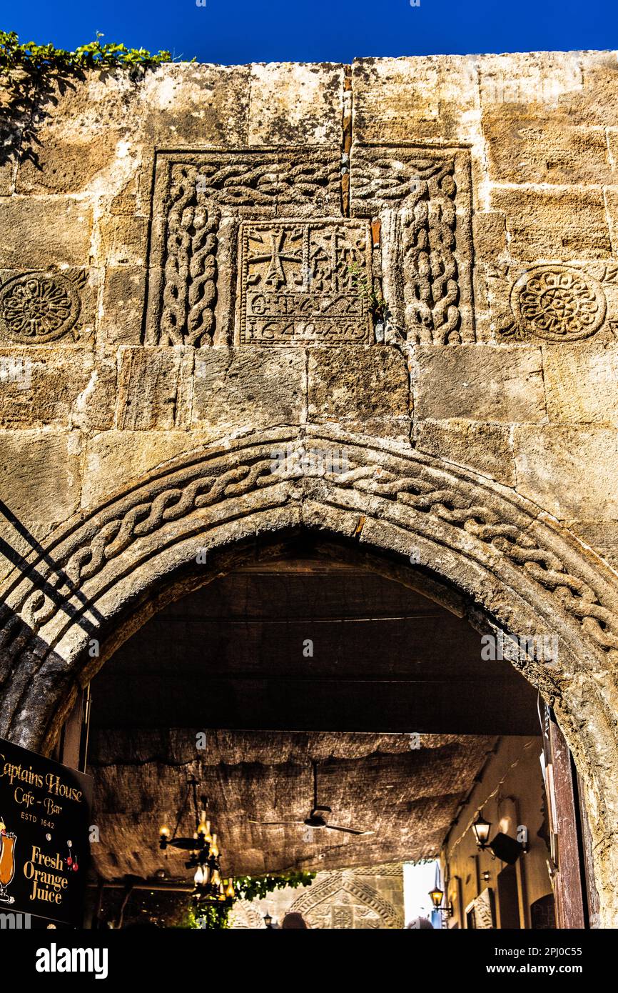 Ältestes Kapitänshaus in den verwinkelten Straßen mit weißen Häusern, Lindos, Rhodos, Griechenland, Griechenland Stockfoto