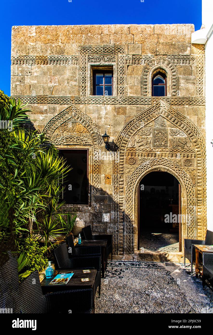 Ältestes Kapitänshaus in den verwinkelten Straßen mit weißen Häusern, Lindos, Rhodos, Griechenland, Griechenland Stockfoto