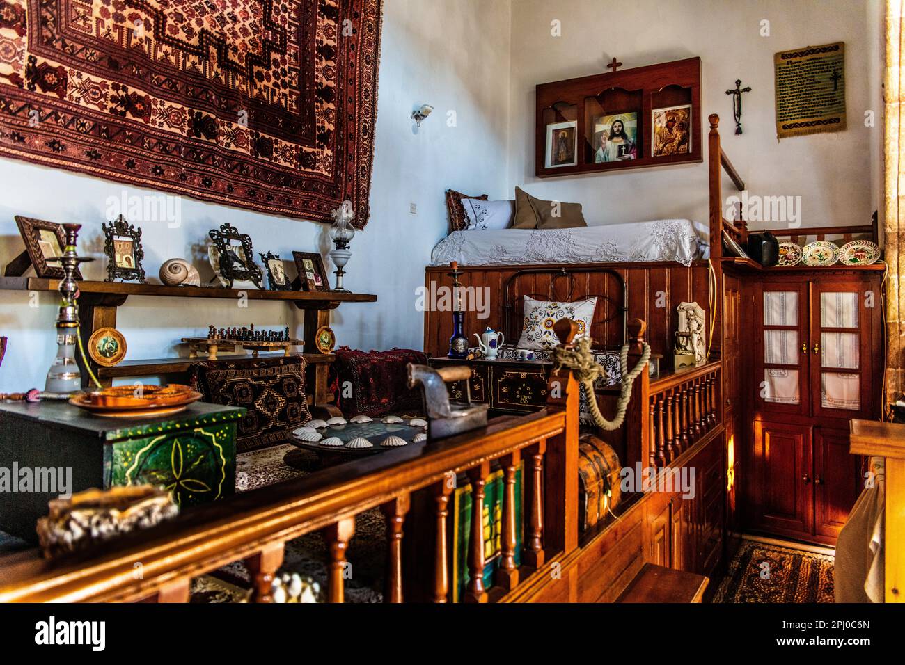 Ältestes Kapitänshaus in den verwinkelten Straßen mit weißen Häusern, Lindos, Rhodos, Griechenland, Griechenland Stockfoto