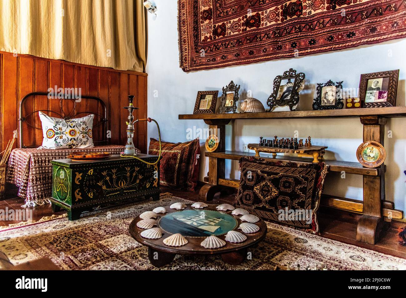 Ältestes Kapitänshaus in den verwinkelten Straßen mit weißen Häusern, Lindos, Rhodos, Griechenland, Griechenland Stockfoto