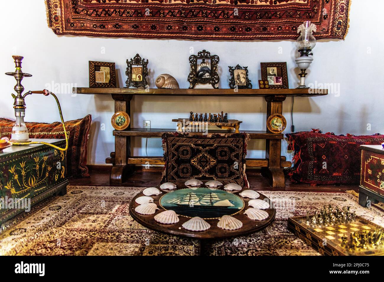 Ältestes Kapitänshaus in den verwinkelten Straßen mit weißen Häusern, Lindos, Rhodos, Griechenland, Griechenland Stockfoto