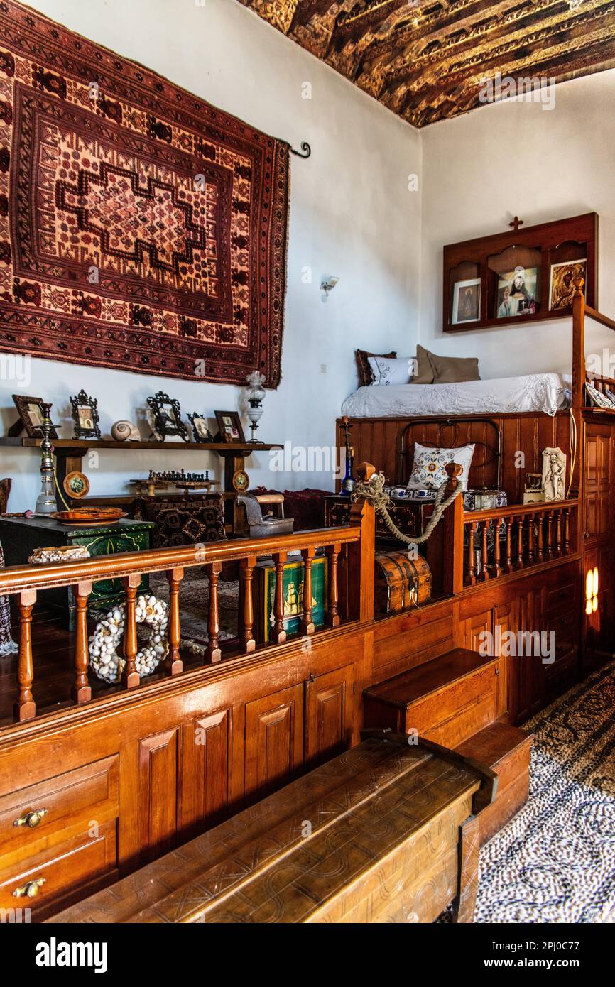 Ältestes Kapitänshaus in den verwinkelten Straßen mit weißen Häusern, Lindos, Rhodos, Griechenland, Griechenland Stockfoto