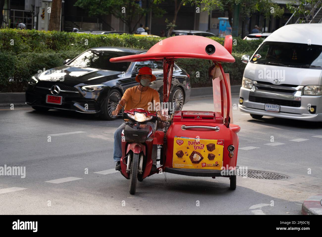 Motorrad- und Beiwagen-Eisverkäufer auf den Straßen von Sukhumvit, Bangkok, Thailand. Stockfoto