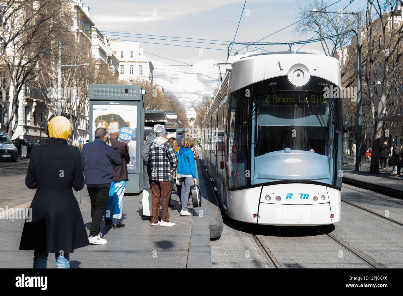 Le Tramway de Marseille est un symbole emblématique de la ville phocéenne, Offrant aux habitants et aux visiteurs un moyen agréable de déplacement. Stockfoto