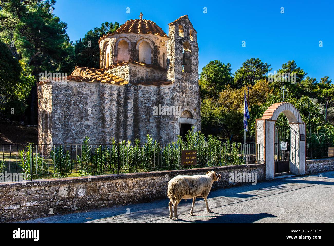 Die byzantinische Kapelle von Agios Nikolaos Fountou¥, eine der ältesten Kirchen von Rhodos als Gebäude mit vier Muscheln aus dem 14. Jahrhundert, in der Nähe von Eleousa Stockfoto