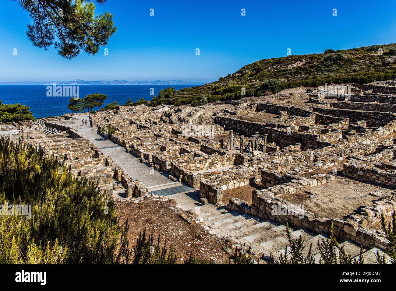 Hauptstraße von der Agora zur Akropolis, das antike Kamiros erstreckt sich über drei Ebenen, das 6. Jahrhundert v. Chr., in der Antike eine der drei größten Stockfoto