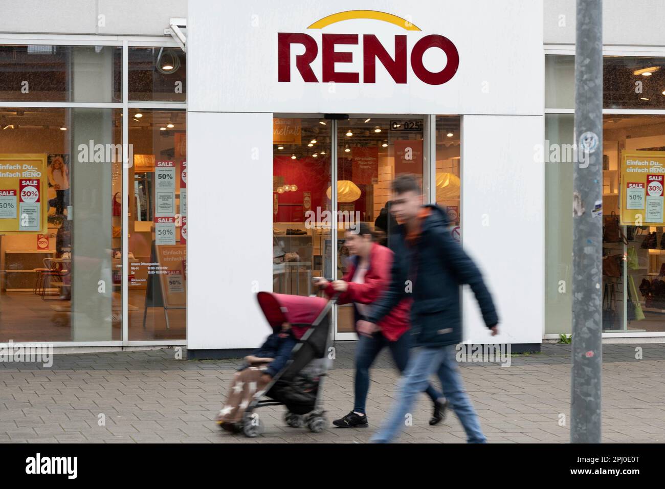 Gegen die Firma RENO aus Osnabrueck wurde ein Insolvenzverfahren vor dem Bezirksgericht Hameln eröffnet, die Muttergesellschaft Reno Schuhcentrum GmbH und die Tochtergesellschaft Reno Schuh GmbH sind betroffen, Spielfilm, Randmotive, symbolisches Foto, die Oberhausen-Zweigstelle der Schuhkette RENO im BERO-Zentrum Oberhausen, Schuhgeschäft, Schuhe, Schuhmoden, Oberhausen, , 30.03.2023. Stockfoto