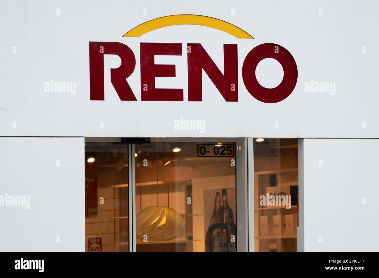 Gegen die Firma RENO aus Osnabrueck wurde ein Insolvenzverfahren vor dem  Bezirksgericht Hameln eröffnet, die Muttergesellschaft Reno Schuhcentrum  GmbH und die Tochtergesellschaft Reno Schuh GmbH sind betroffen, Spielfilm,  Randmotive, symbolisches Foto, die