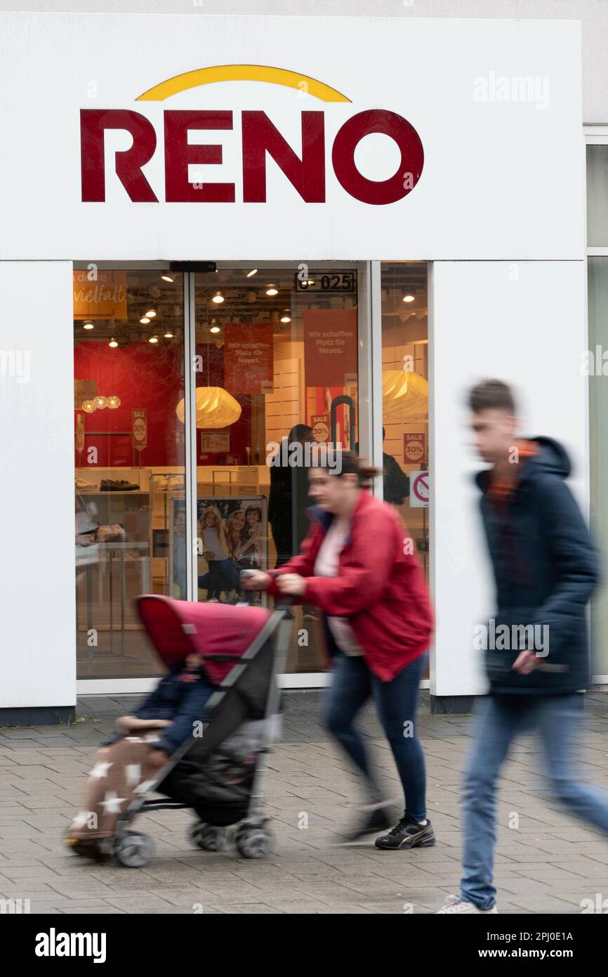 Gegen die Firma RENO aus Osnabrueck wurde ein Insolvenzverfahren vor dem Bezirksgericht Hameln eröffnet, die Muttergesellschaft Reno Schuhcentrum GmbH und die Tochtergesellschaft Reno Schuh GmbH sind betroffen, Spielfilm, Randmotive, symbolisches Foto, die Oberhausen-Zweigstelle der Schuhkette RENO im BERO-Zentrum Oberhausen, Schuhgeschäft, Schuhe, Schuhmoden, Oberhausen, , 30.03.2023. Stockfoto