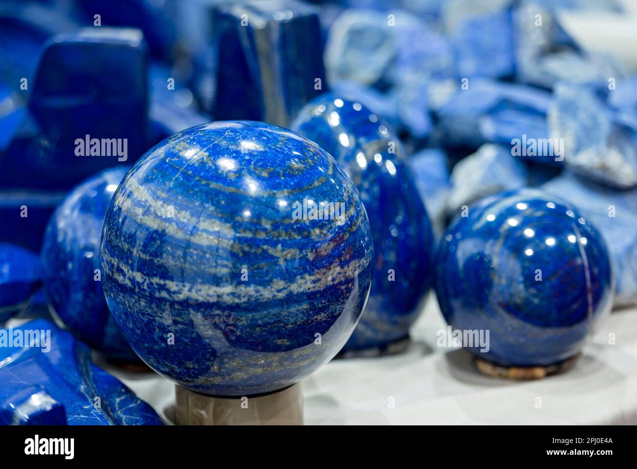 Lapis lazuli, Kunar Gems Minerals and Rough Stones Ausstellungsstand, INHORGENTA, Schmuckmesse Uhren Schmucksteine, Luxus Stockfoto